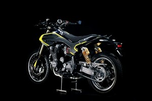 Yamaha-XJR1300-VR46-Mya-flat-track-06