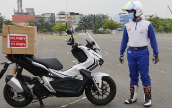 honda-safety-trick-delivery-rider-01