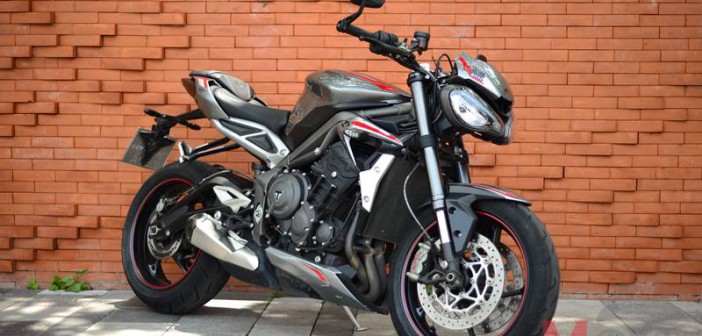 Review-2020-Triumph-Street-Triple-RS_FrontSide